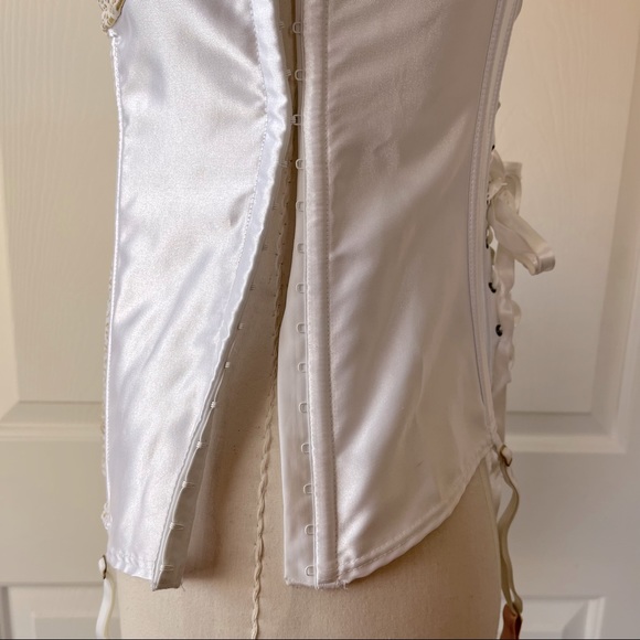 Fredrick’s of Hollywood corset with matching g-string - white & gold cheetah - Picture 3 of 11